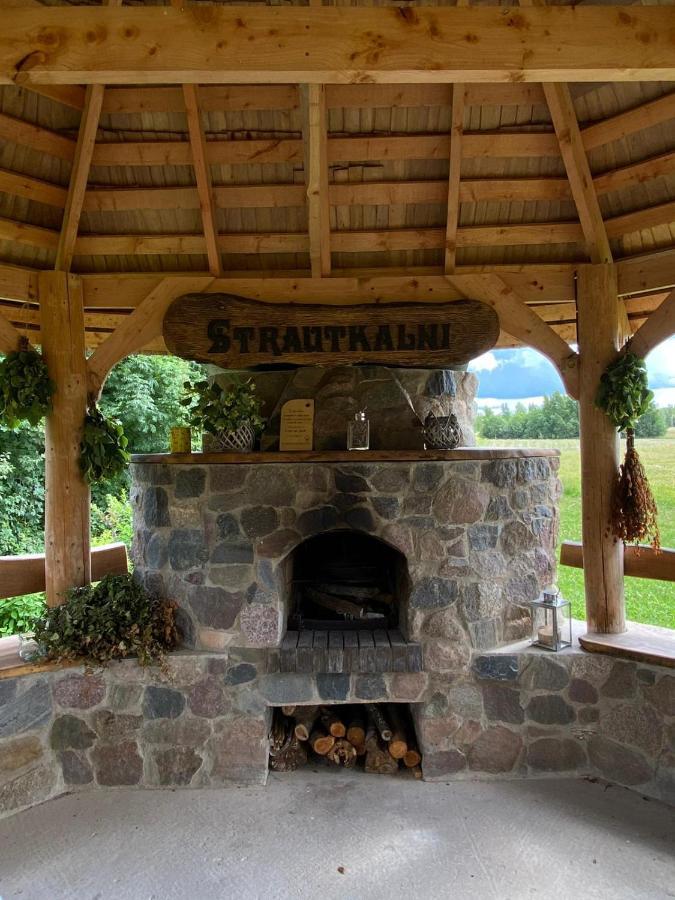 Brivdienu Maja Ar Pirti "Strautkalni" Ieriki 外观 照片